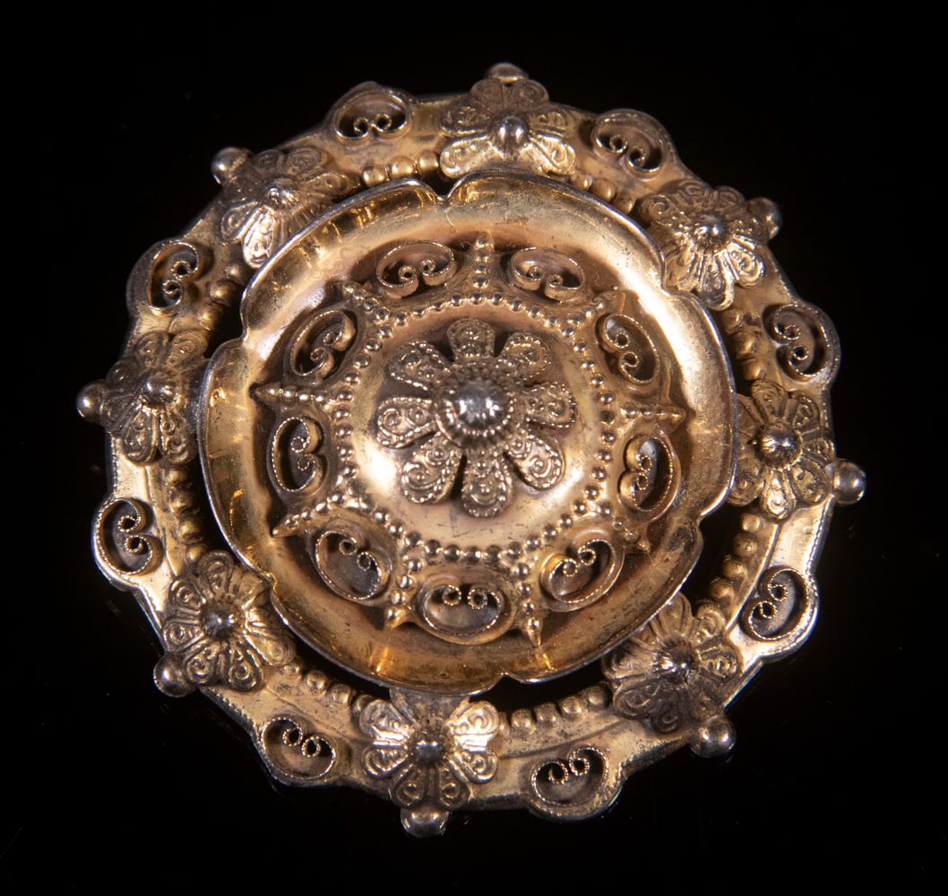 VICTORIAN GILDED SILVER BROOCH (1 of 2)