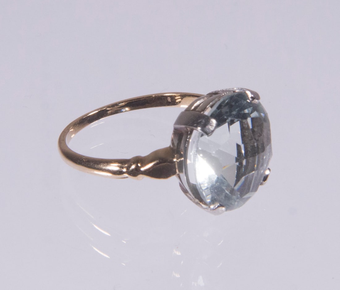 LADIES AQUAMARINE RING: 14K Yellow Gold Mounted Ring, set with a round faceted aquamarine stone, size 6, 2.6 dwt tw.