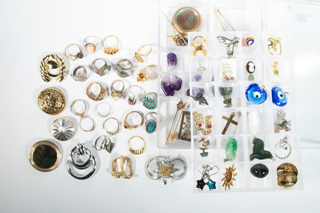 ASSORTED LADIES COSTUME JEWELRY LOT (1 of 3)