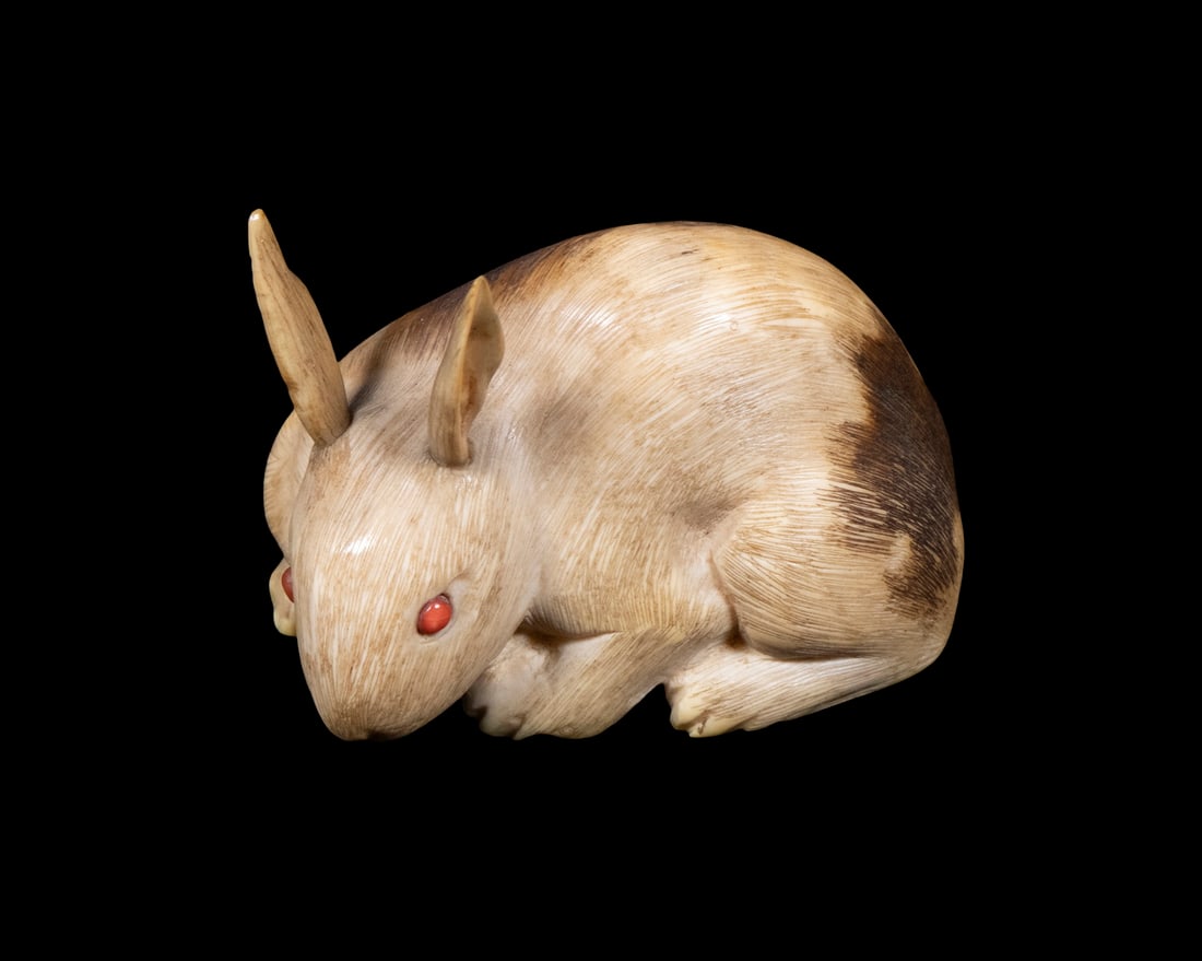 19TH C. JAPANESE ANTLER NETSUKE OF RABBIT, 1 1/2" LONG
