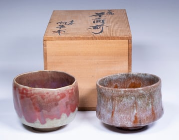 (2) JAPANESE CHAWAN MATCHA TEA BOWLS IN RAKU GLAZES, SIGNED BOX