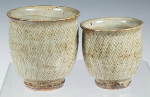 TATSUZO SHIMAOKA (JAPAN, 1917-2007) TEA CUPS: Studio Stoneware Yunomi Tea Cup Set, each cup having a tapered shape and footed base, in Mashiko clay, the glazed surface with inlaid herringbone rope design, in original signed and sealed tomobako bo