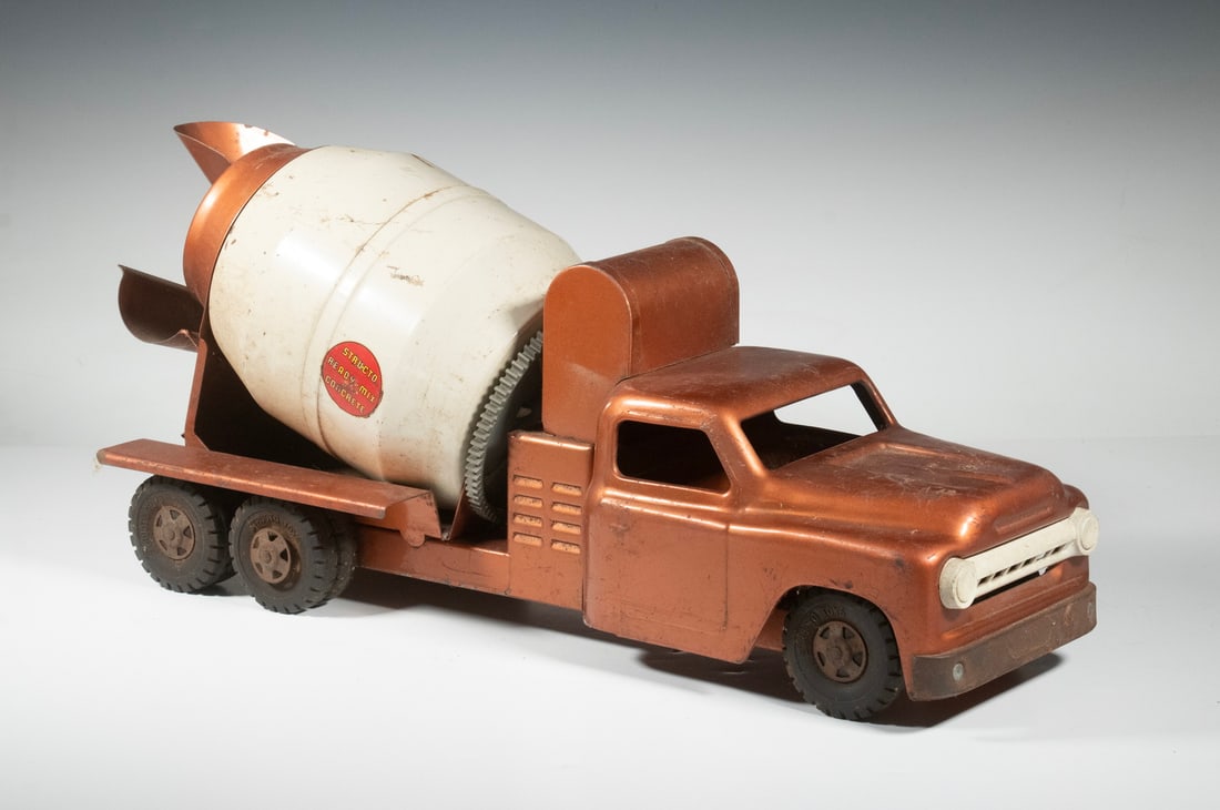 VINTAGE STRUCTO TOYS PRESSED STEEL CEMENT TRUCK (1 of 3)