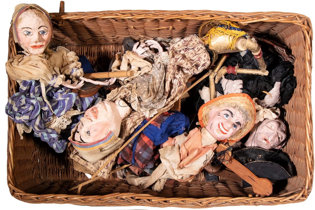 (7) US WESTERN MARIONETTES IN LIDDED BASKET (1 of 1)