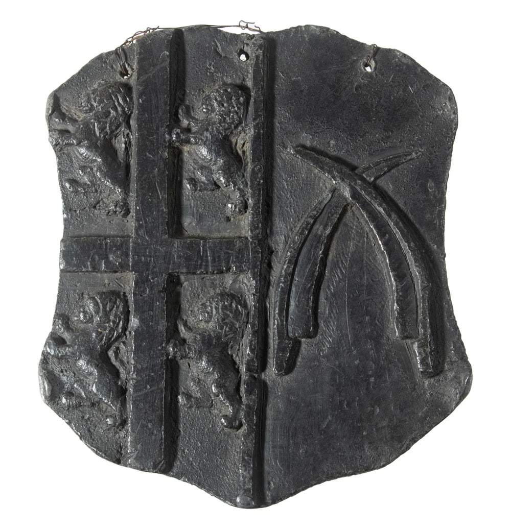 SCARCE 18TH C. PORTSMOUTH ENGLAND LEAD FIRE PLAQUE: Shield with four lions rampant on Georges Cross, opposed by crossed quills, with raised seal on back dated 1656 and marked "Portsmouth In." Converted dimensions: 7 1/2 x 6 1/4 in. (19.1 x 15.9 cm.)