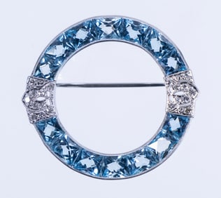 ART DECO PLATINUM, AQUAMARINE AND DIAMOND CIRCLE BROOCH