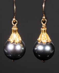 PR SOUTH SEA BLACK PEARL AND 18K GOLD EARRINGS