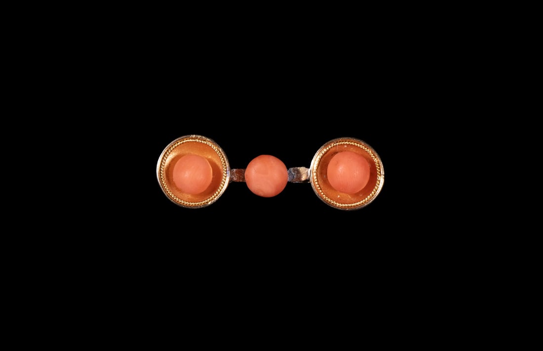 ANTIQUE 14K GOLD AND CORAL BROOCH: Bar form brooch with (3) applied coral beads. size 1 1/4" x 1 1/8"; 1.6 dwt. tw. Good condition. Dimensions 1 1/4 x 1.1 in. (3.2 x 2.9 cm.)
