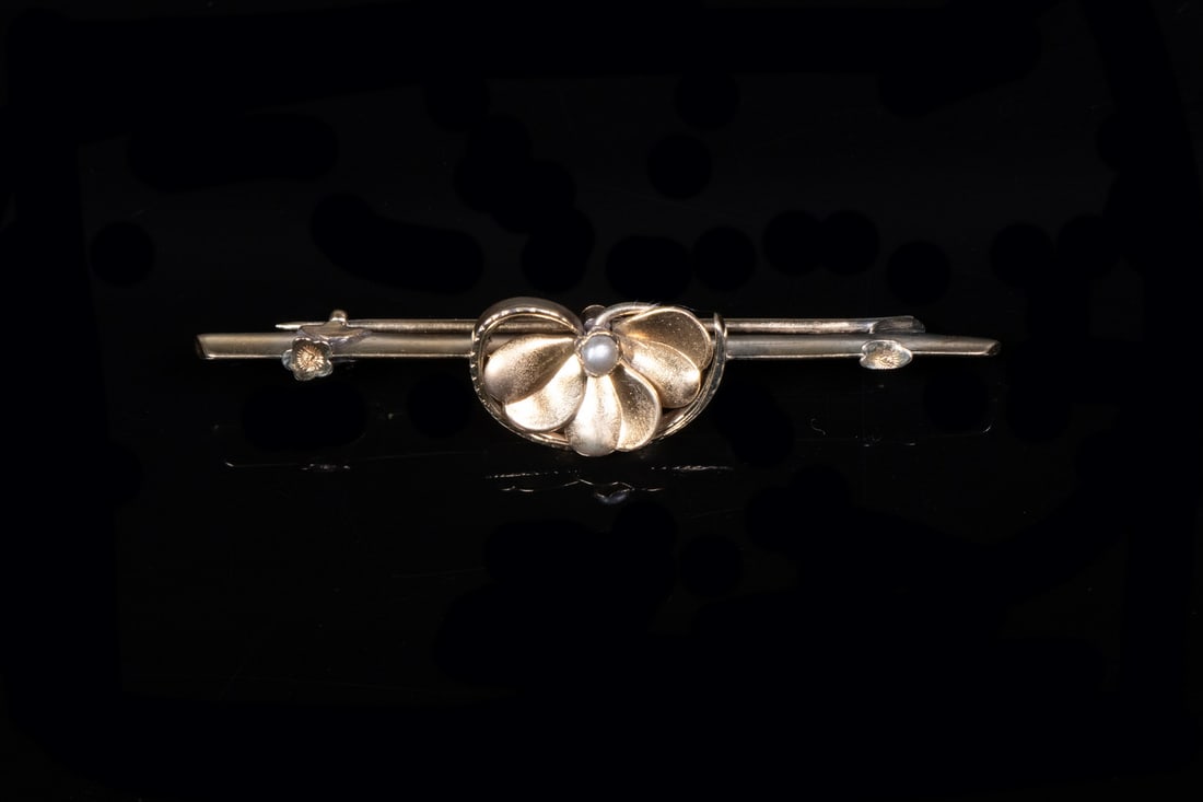 14K GOLD AND PEARL FLORAL BAR BROOCH