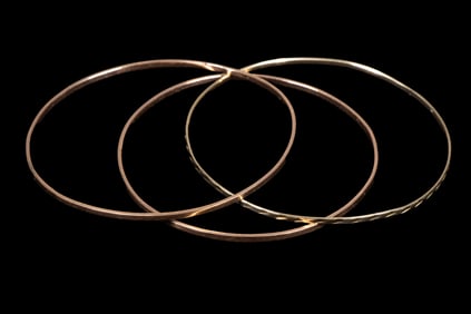 (1) 18K YELLOW GOLD BANGLE BRACELETS COLLECTION