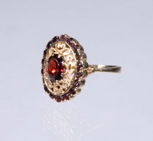 14K GOLD AND GARNET LADY'S RING