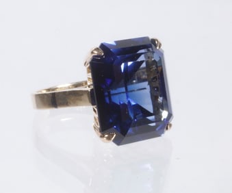 14K GOLD AND SYNTHETIC BLUE SAPPHIRE RING