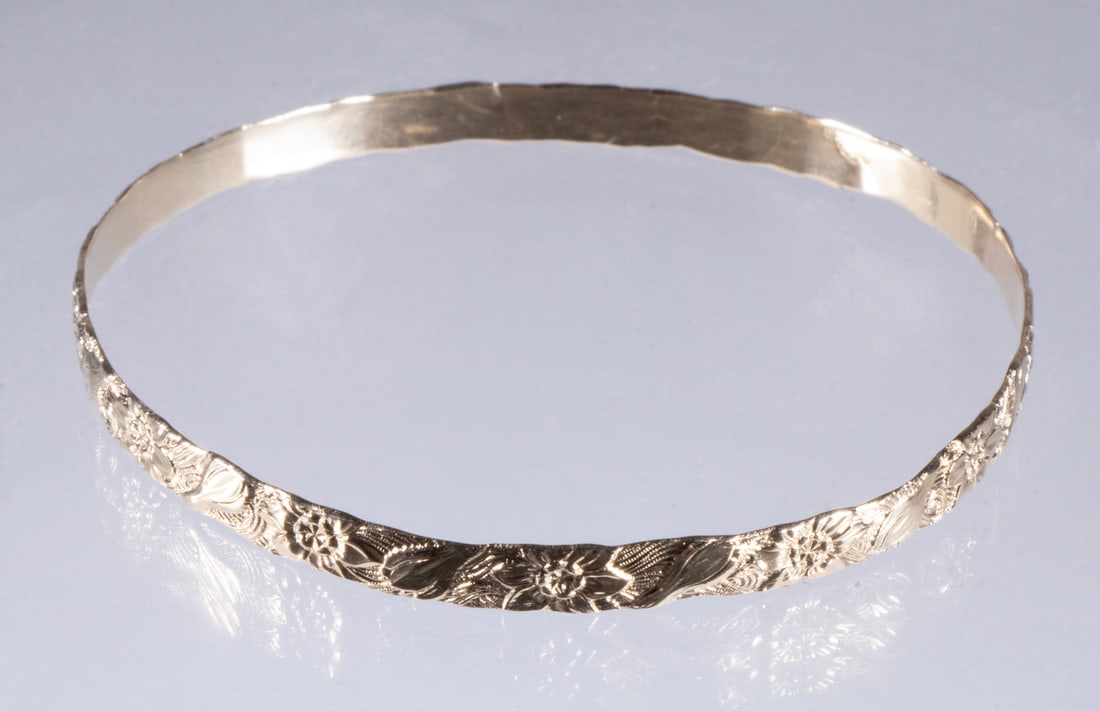 14K YELLOW GOLD ENGRAVE BANGLE BRACELET: Narrow bangle with detailed floral and engrave design, stamped marker's mark "E, RINE" and "14K"; 1/4" wide; 2 1/2 diam; 4.6 dwt. tw. Good condition. Dimensions Width: 0 1/4 in. (0.6 cm.), Diam: 2 1/2