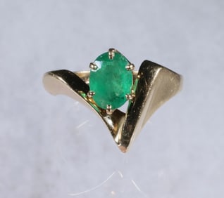 14K GOLD AND EMERALD LADIES RING