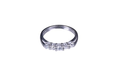 14K WHITE GOLD AND DIAMOND COMTEMPORARY DESIGN RING