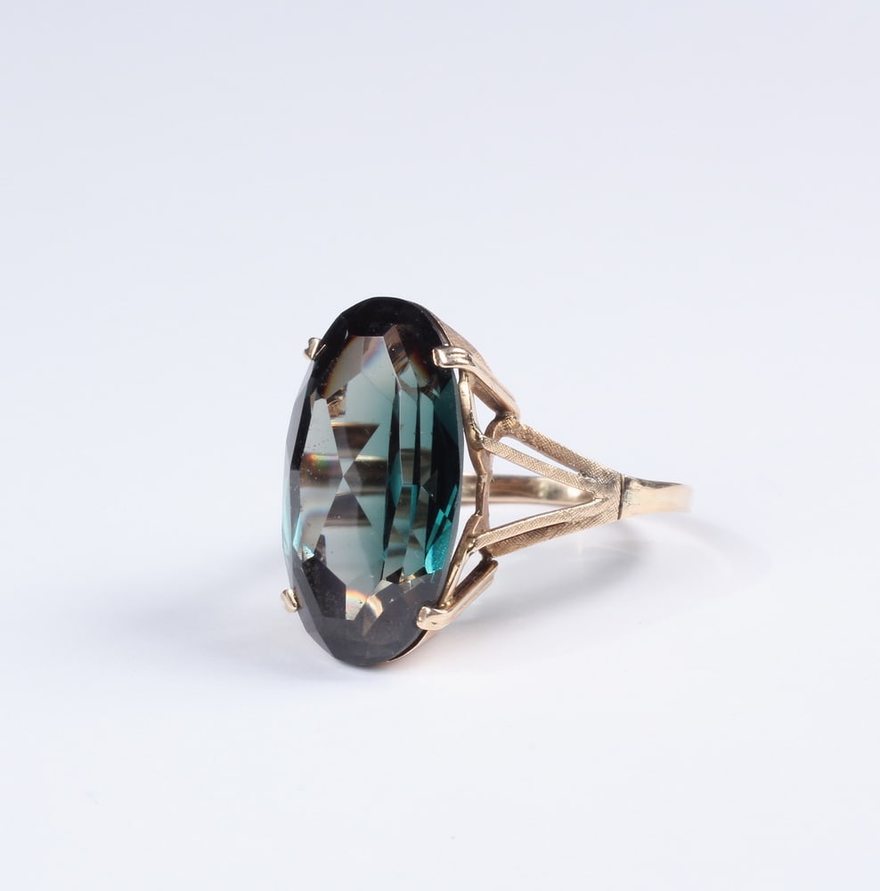 YELLOW GOLD AND SPINEL LADIES RING (1 of 2)