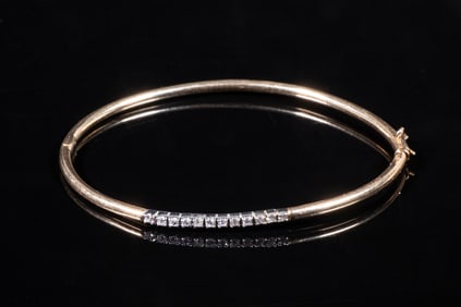 14K GOLD AND DIAMOND BANGLE BRACELET