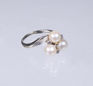 VINTGAGE 14K GOLD, PEARL AND DIAMOND LADY'S RING