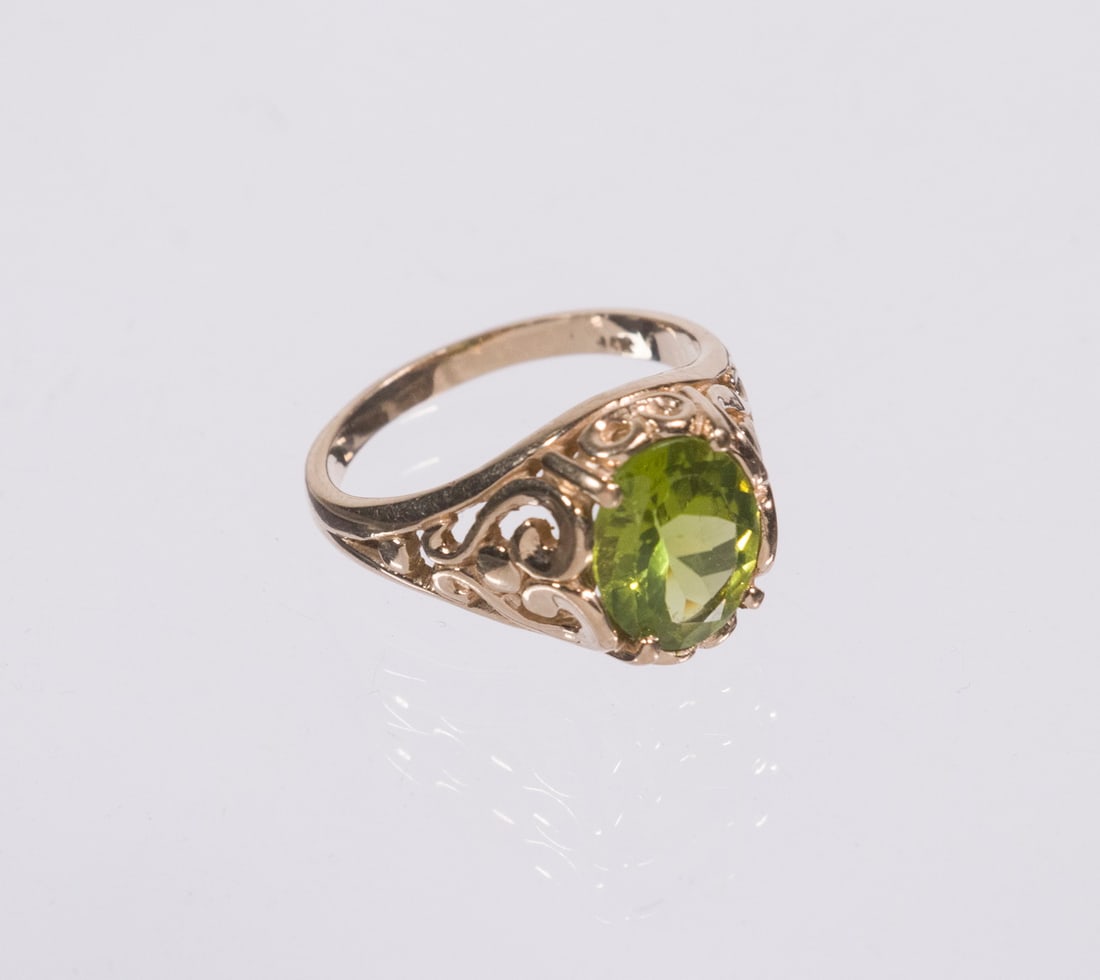 14K GOLD AND PERIDOT LADIES RING: 14K Yellow Gold Ring, set with a faceted peridot stone, size 6, 2.7 dwt tw. Dimensions Size 6
