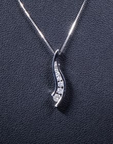 MODERN 10K GOLD AND DIAMOND PENDANT NECKLACE