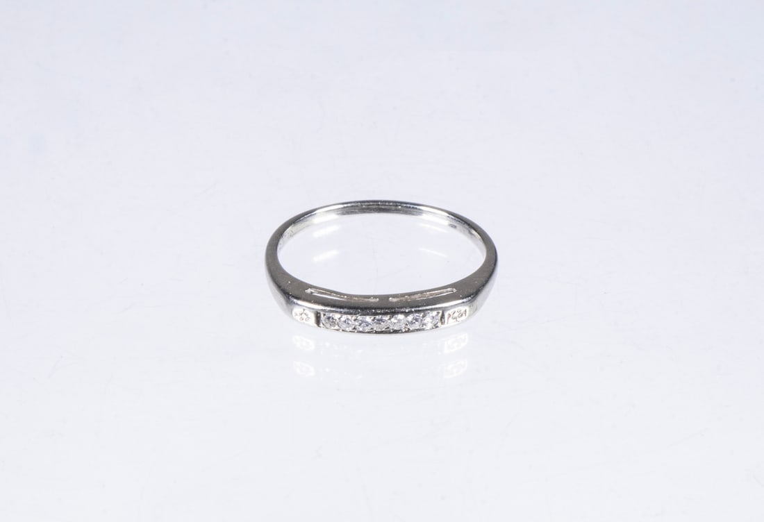 VINTAGE 18K GOLD AND DIAMOND BAND: With (7) round faceted diamonds in 18K white gold setting, stamped; size 5, 1.0dwt. tw. Good condition. Dimensions Ring Size: 5