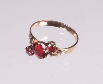 ANTIQUE 10K YELLOW GOLD AND GARNET LADIES RING