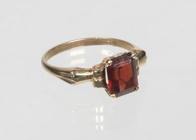 VINTAGE 14K YELLOW GOLD AND GARNET LADY'S RING