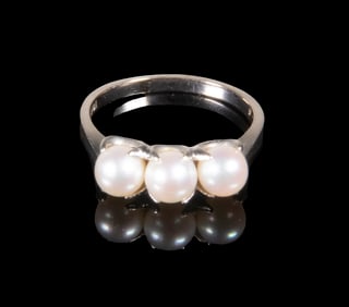 10K WHITE GOLD AND PEARL LADIES RING