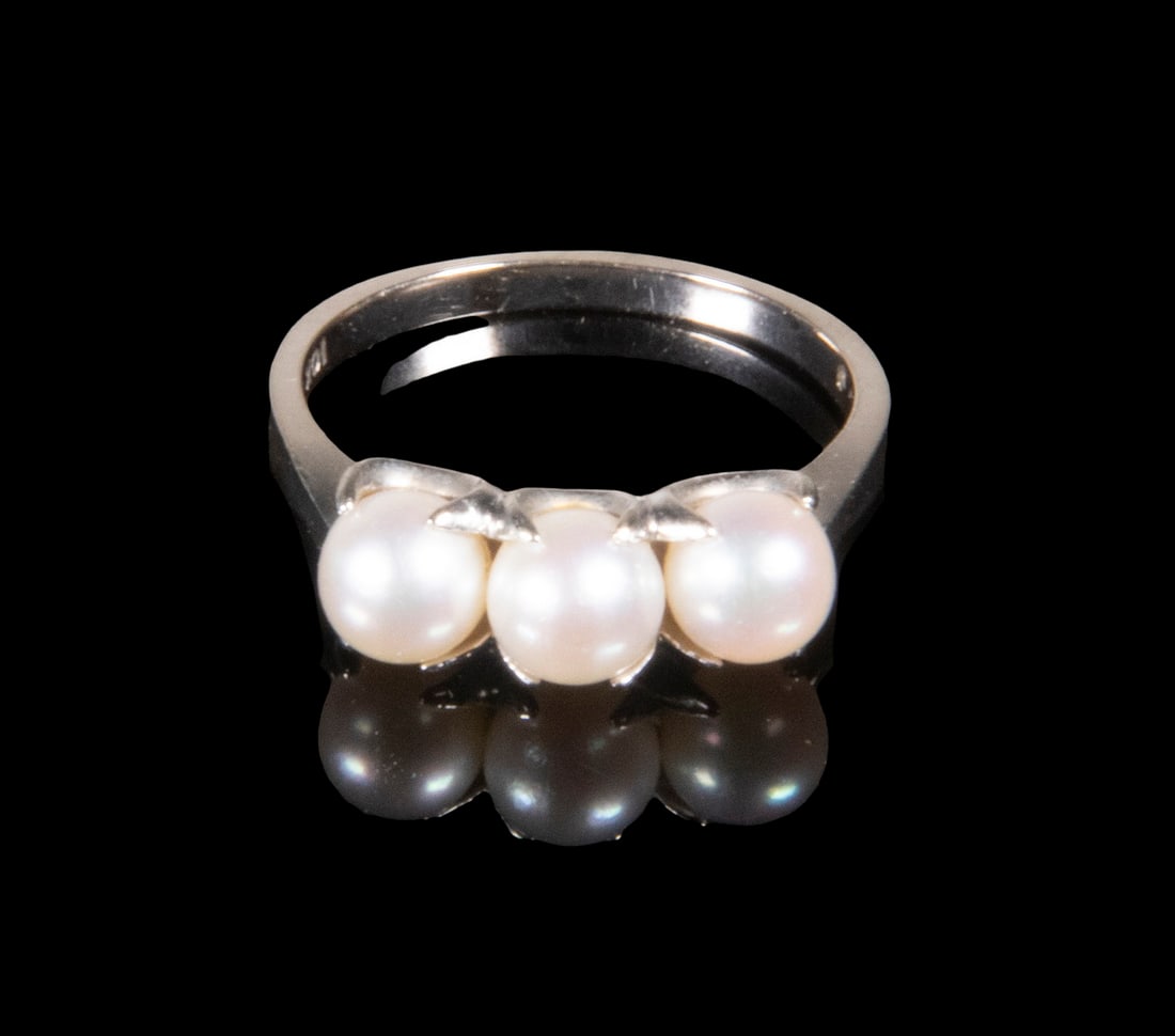 10K WHITE GOLD AND PEARL LADIES RING (1 of 3)