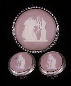 WEDGWOOD JASPERWARE BROOCH & EARRINGS