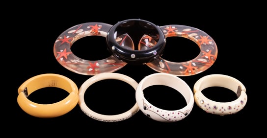 (7) VINTAGE BAKELITE AND LUCITE BRACELETS