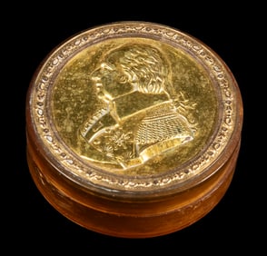 18TH C. GOLD-TOPPED HORN SNUFF BOX