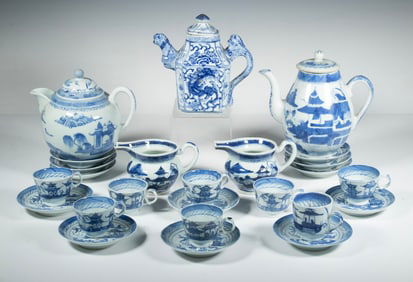 (25) CHINESE BLUE AND WHITE TEA SERVICE ASSEMBLAGE, 20TH C.