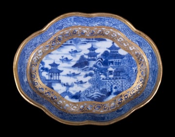 19TH CENTURY CHINESE EXPORT BLUE AND WHITE GILT PORCELAIN DISH