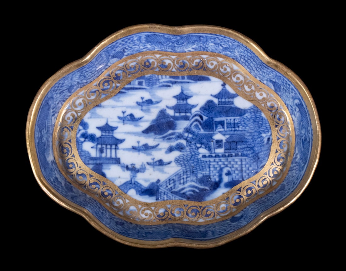 19TH CENTURY CHINESE EXPORT BLUE AND WHITE GILT PORCELAIN DISH (1 of 2)