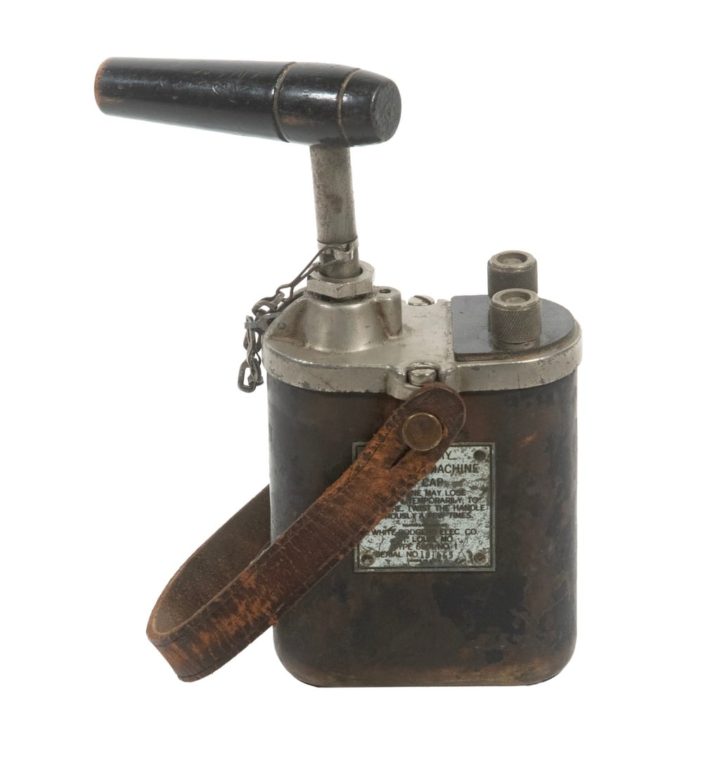 WWII U.S. ARMY BLASTING PLUNGER TYPE 6901 NO 1 (1 of 2)