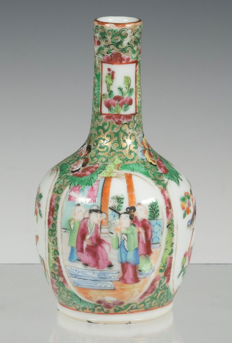 CHINESE ROSE MEDALLION BOTTLE VASE, EARLY 20TH CENTURY (1 of 3)