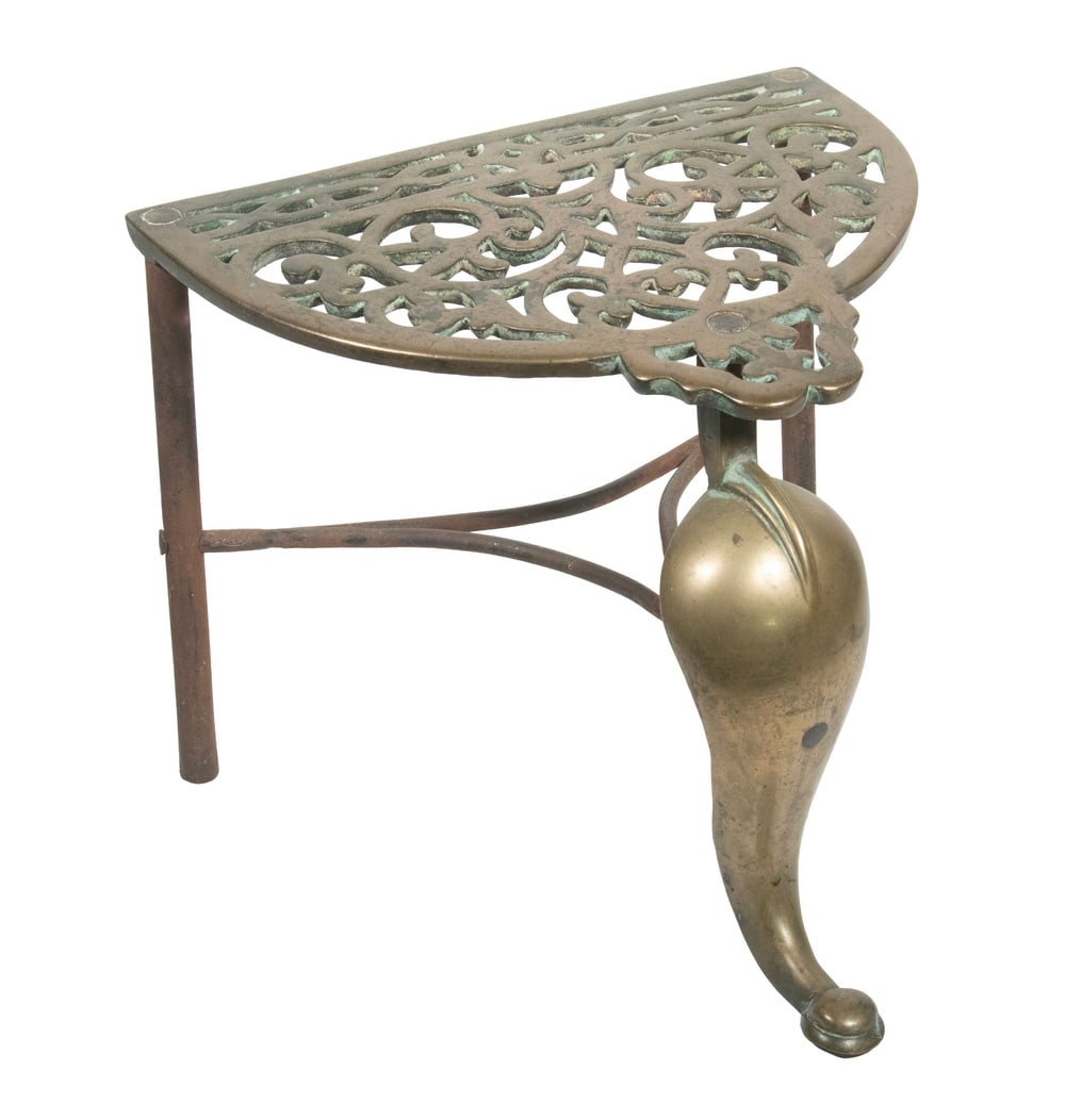 ENGLISH BRASS & IRON KETTLE STAND TRIVET: George III Period Footman, early 19th c., having a heavy brass pierced top and cabriole front support leg, with iron cylindrical back legs and stretchers. OS: 12 x 12 1/2 x 14 3/4 in. (30.5 x 31.8 x 3