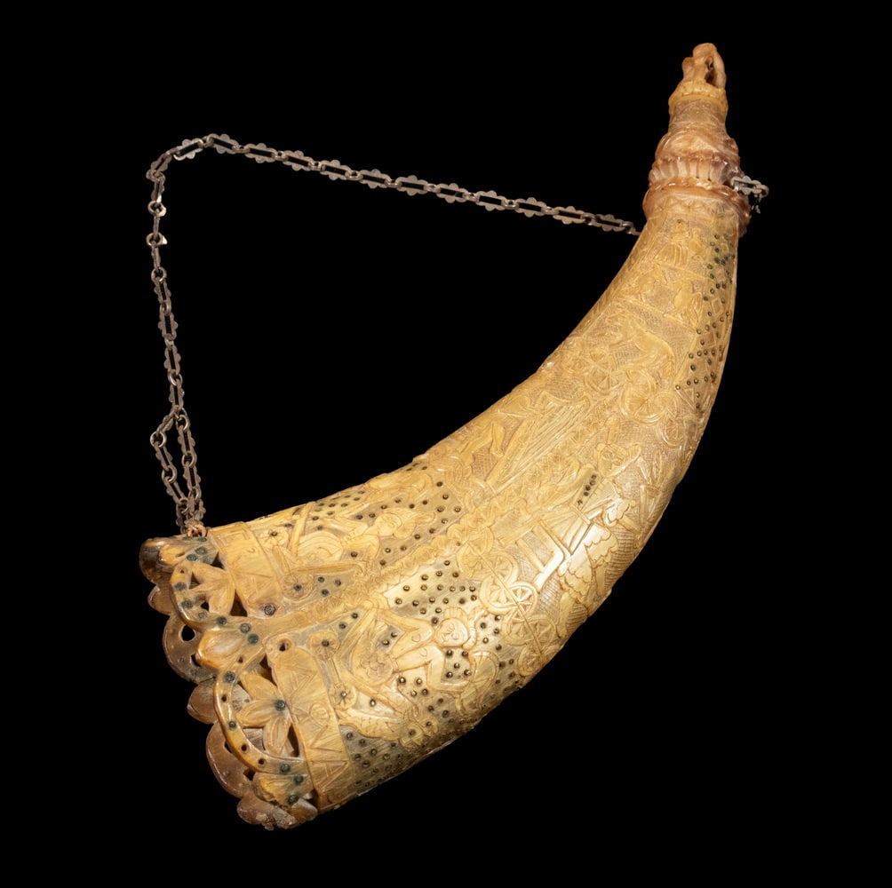 EARLY SCANDINAVIAN COW HORN POWDER FLASK (1 of 4)