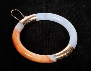 CHINESE VINTAGE TWO-TONE JADEITE AND 14K GOLD BANGLE