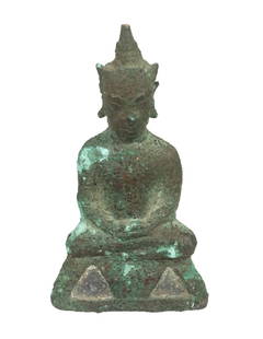 THAI BRONZE SEATED BUDDHA FIGURE: Cast in solid bronze, the Buddha depicted seated in meditation with a serene expression, wearing a tall pointed crown and stylized flame finial. The triangular motifs on the base are typical of region