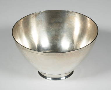 TIFFANY & CO. TIFFANY & CO. STERLING SILVER BOWL: Marked "TIFFANY & CO., 20226, MAKERS, 7794, STERLING SILVER, 925-1000, M" on base. A refined sterling silver bowl by Tiffany & Co., likely dating to the early 20th century. Classic form with a slightl