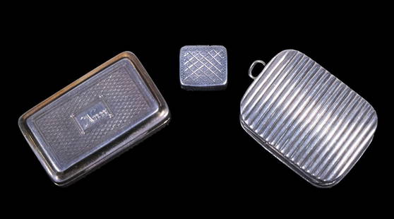 (3) GEORGE III SILVER VINAIGRETTE BOXES, EARLY 19TH CENTURY: A group of (3) English silver vinaigrettes from the George III period. The first is a rectangular vinaigrette with bright-cut and reeded decoration, engraved “Ann” to the lid, and pierced