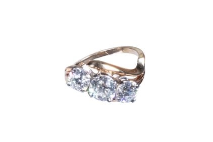 14K GOLD (3) STONE DIAMOND LADIES RING