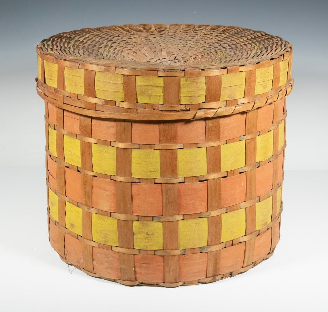 LARGE ROUND COVERED MAINE NATIVE AMERICAN PAINTED SPLINT BASKET, CA 1915 (1 of 2)