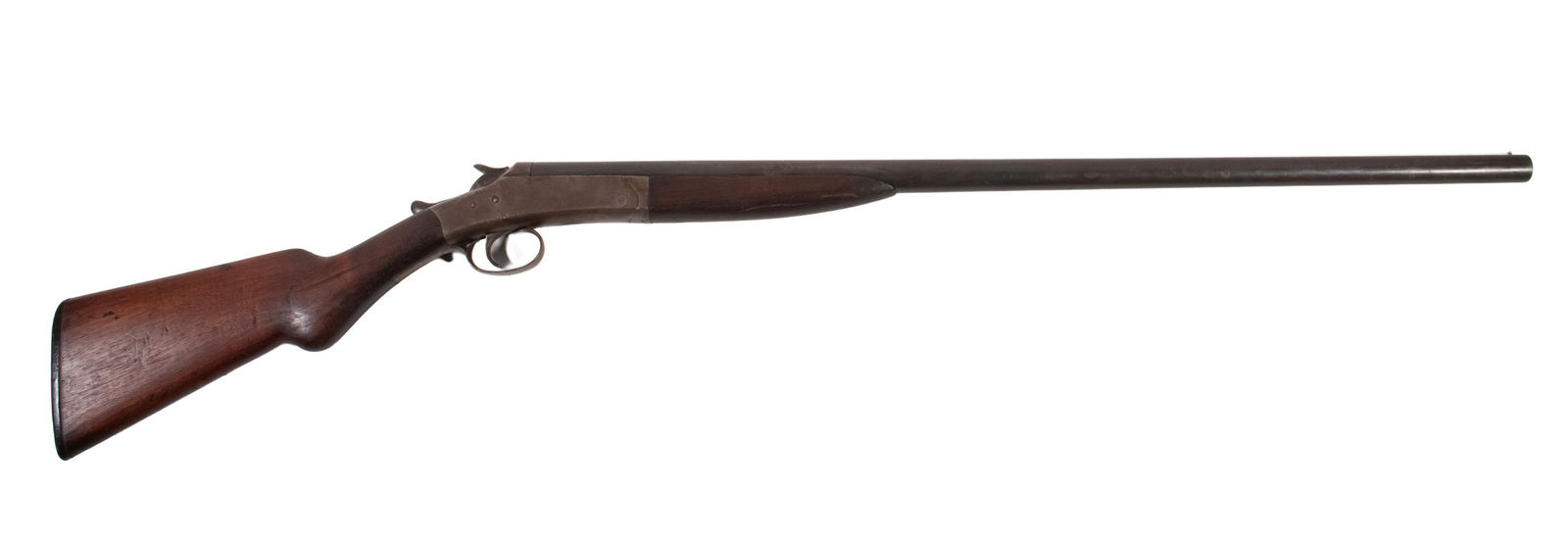ROCKFORD ARMS SINGLE-SHOT SHOTGUN, 12 GA: An offering of a vintage shotgun made by the Rockford Arms Co. The firearm features a long blued barrel, steel frame, smooth walnut furniture, plastic buttplate and single brass bead sight. Barrel is