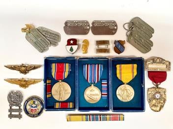COLLECTION WWII TO KOREAN WAR US ARMY DECORATIONS: Rank insignia, Artillery insignia, Flyer's wings, regimental badges, World War II Victory Medal, WWII American Campaign Medal, and WWII American Defense Service Medal, along with the corresponding rib