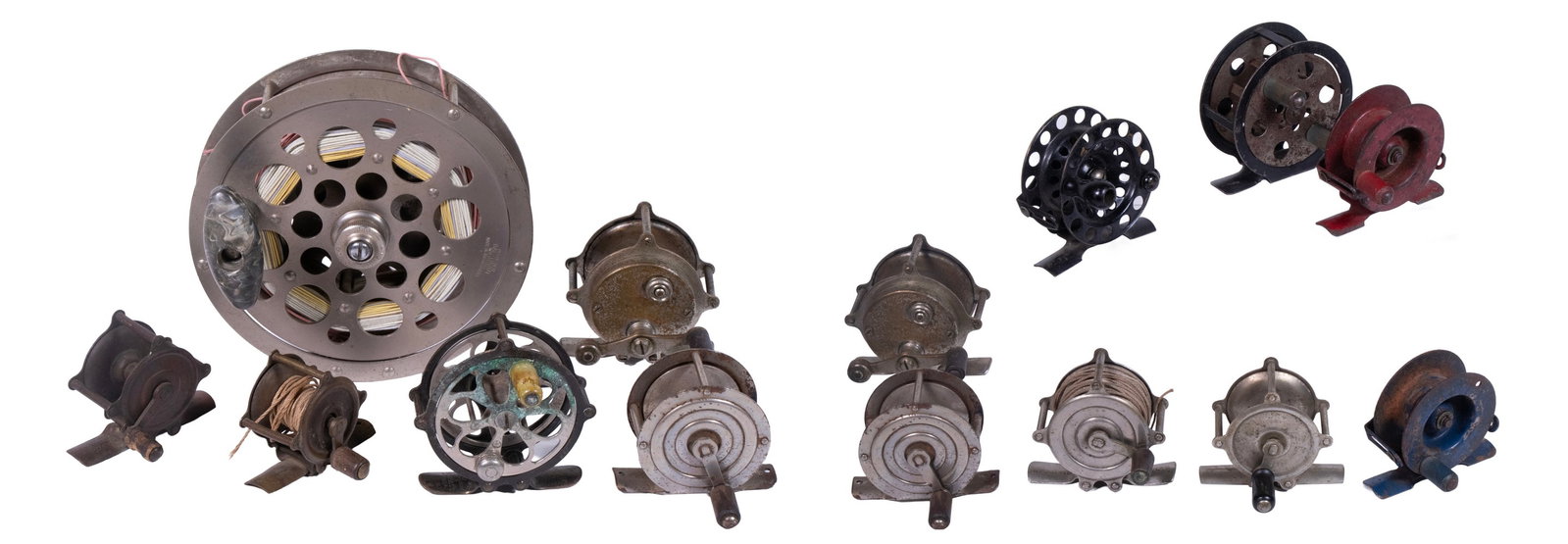 (FISHING) (12) MISC. DRY FLY REELS, INC. PFLUEGER 5 1/2" SAL-TROUT NO 1558: Various makers, sizes and condition, majority unmarked. Lrg: 13 1/2 x 2 1/4 x 2 1/4 in. (34.3 x 5.7 x 5.7 cm.) sml: 1 1/4 x 2 1/2 x 2 in. (3.2 x 6.4 x 5.1 cm.)