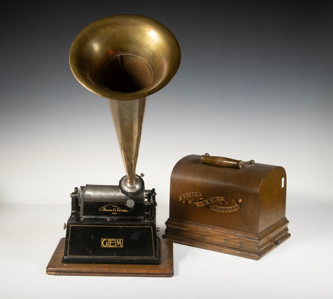 EDISON GEM MODEL PHONOGRAPH W/ HORN: Oak Cased Cylinder Phono, last patent date May 32, 1898, s/n 686160. Designed to play 2-minute cylinders, and introduced in 1899, this was Edison's "economy" model phonograph, originally priced at jus