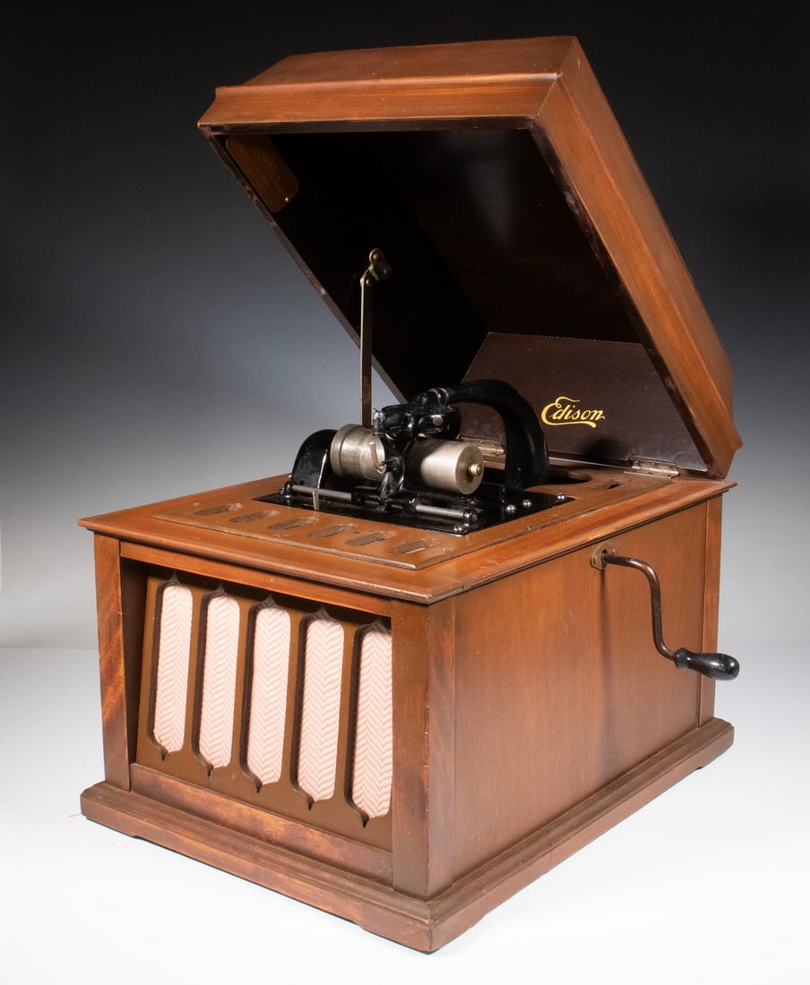 EDISON CYLINDER PLAYER AMBEROLA MODEL 30 IN MAHOGANY: Edison Phonograph Company (American, 1898-1929), last patent date March 11, 1913. Tabletop Edison Amberola cylinder phonograph, model 30, in mahogany case, no label, with 4 1/2" crank, approx (70) cyl